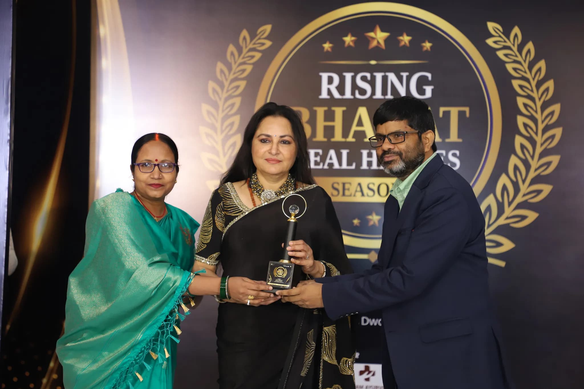 Chief guest Jaya Prada presenting the Rising Bharat Real Heroes 2026 trophy to Global Info Edge